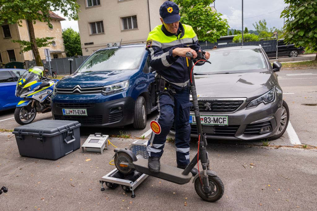 Policist med preverjanjem tehnične brezhibnosti e-skiroja