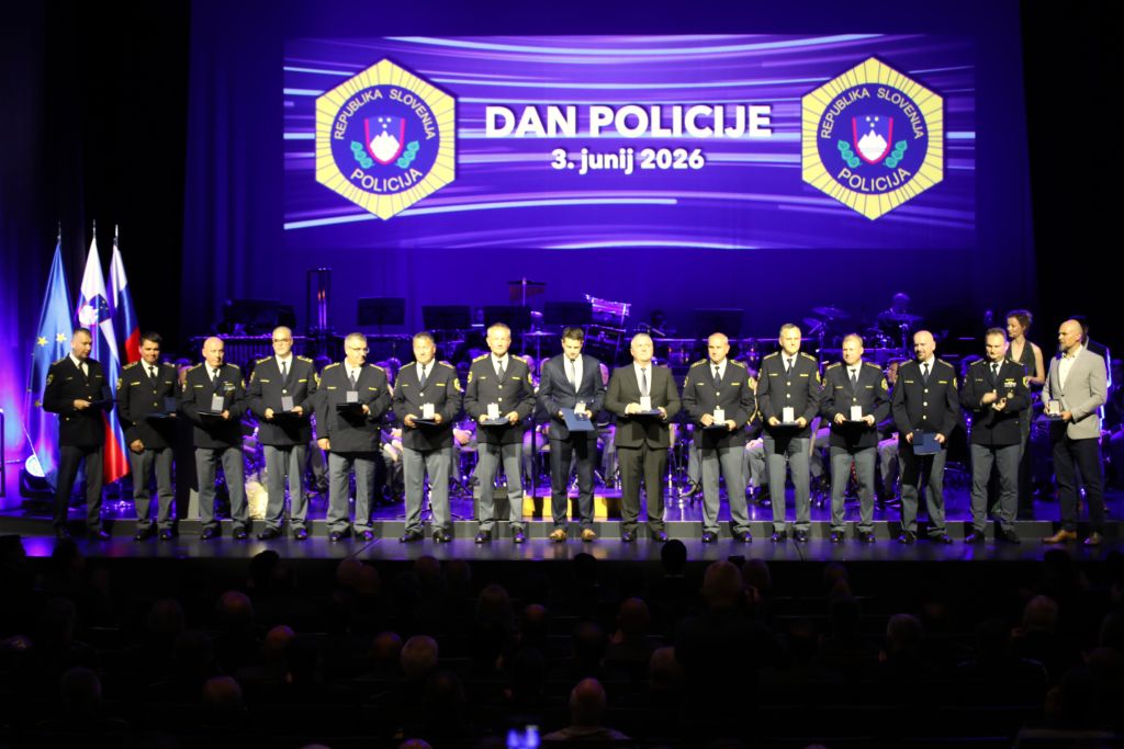 Skupinska slika prejemnikov najvišjih priznanj policije