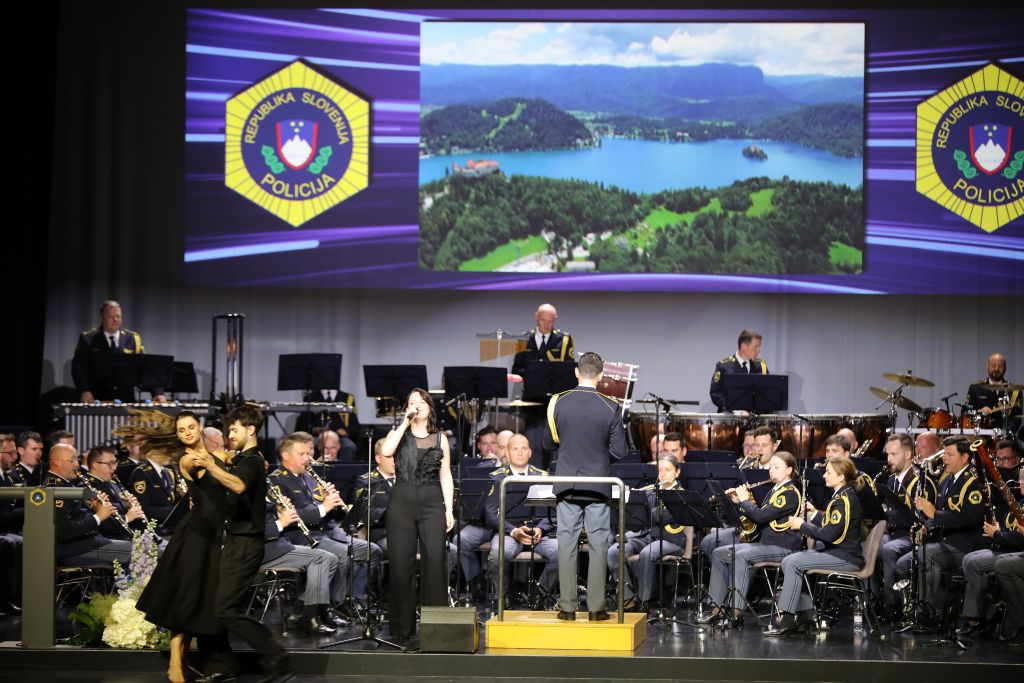Na odru so Policijski orkester z dirigentom, plesalci in sopranistka