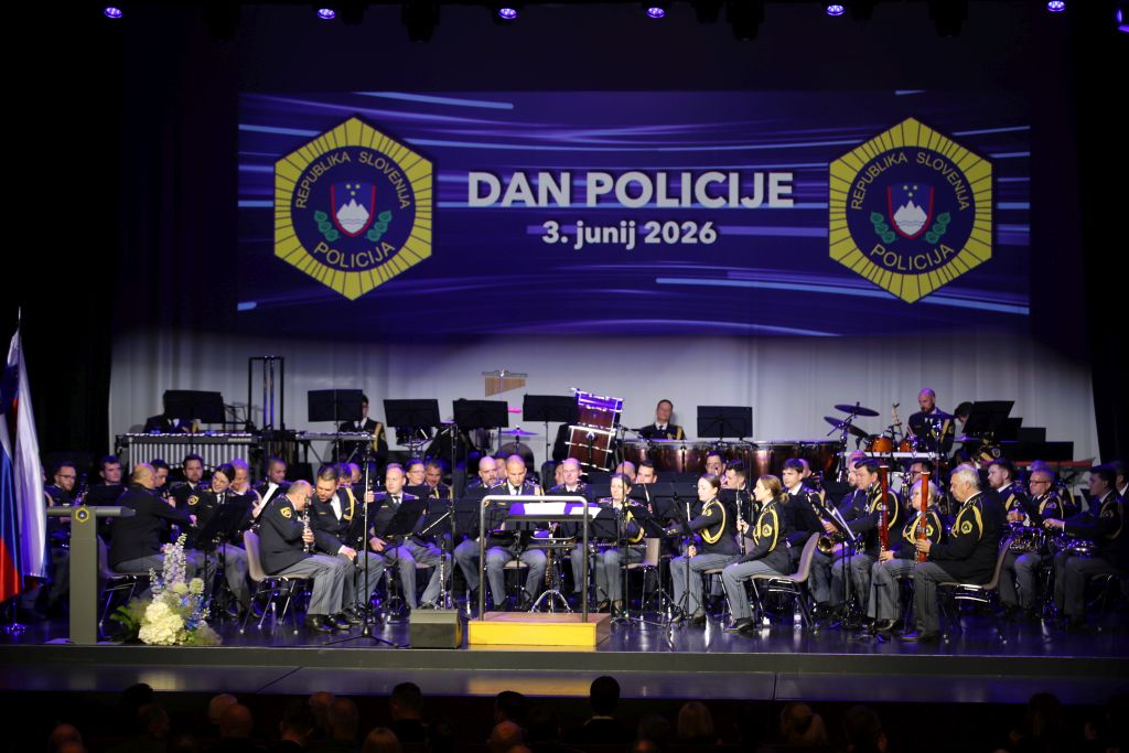 Policijski orkester na odru Kulturnega doma Krško, nad njim napis Dan policije, 3. junij 2026
