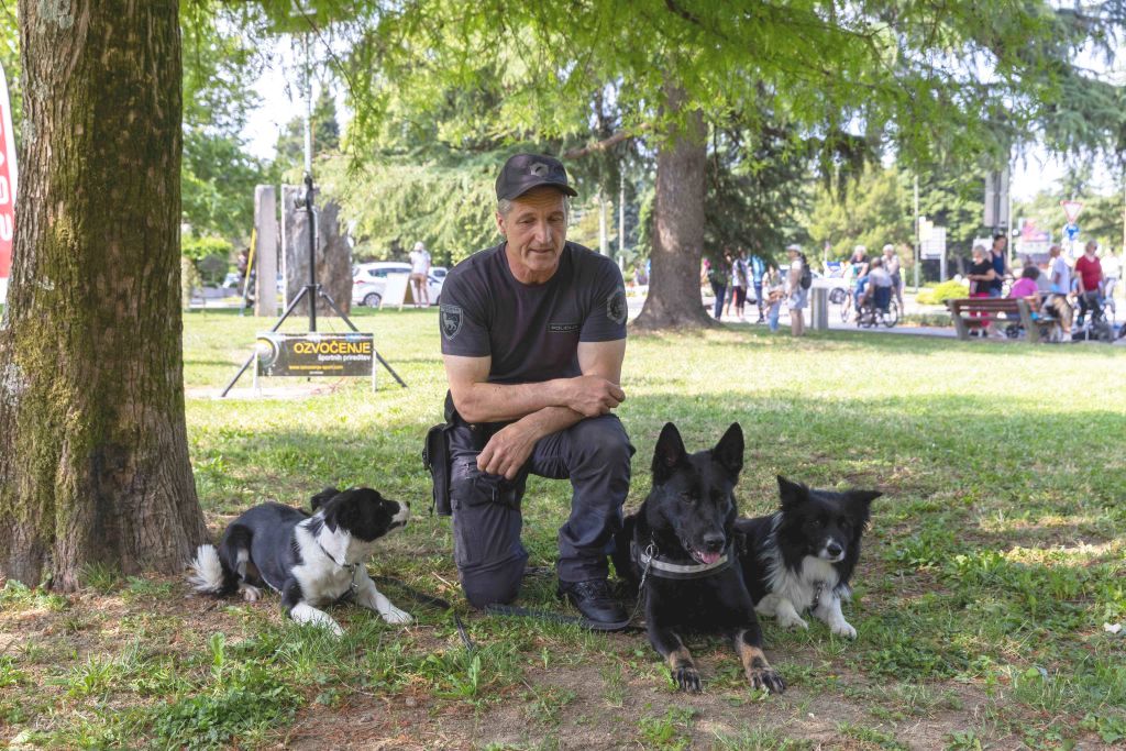 Janez Tonejc s svojimi tremi policijskimi psi
