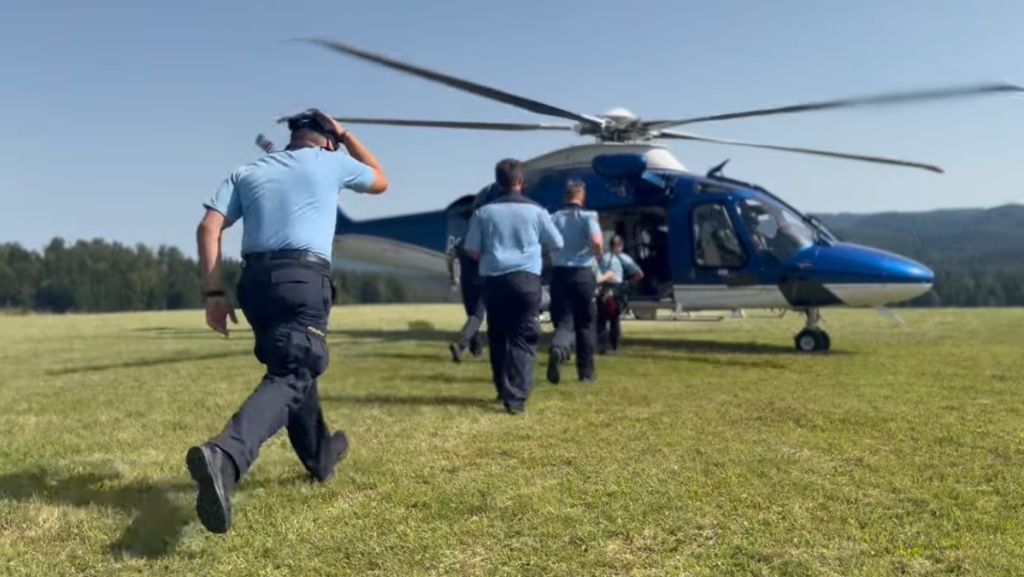 Udeleženci kampa tečejo k helikopterju