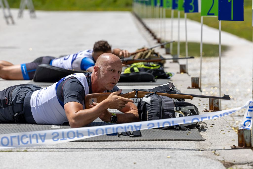 Med streljanjem leže