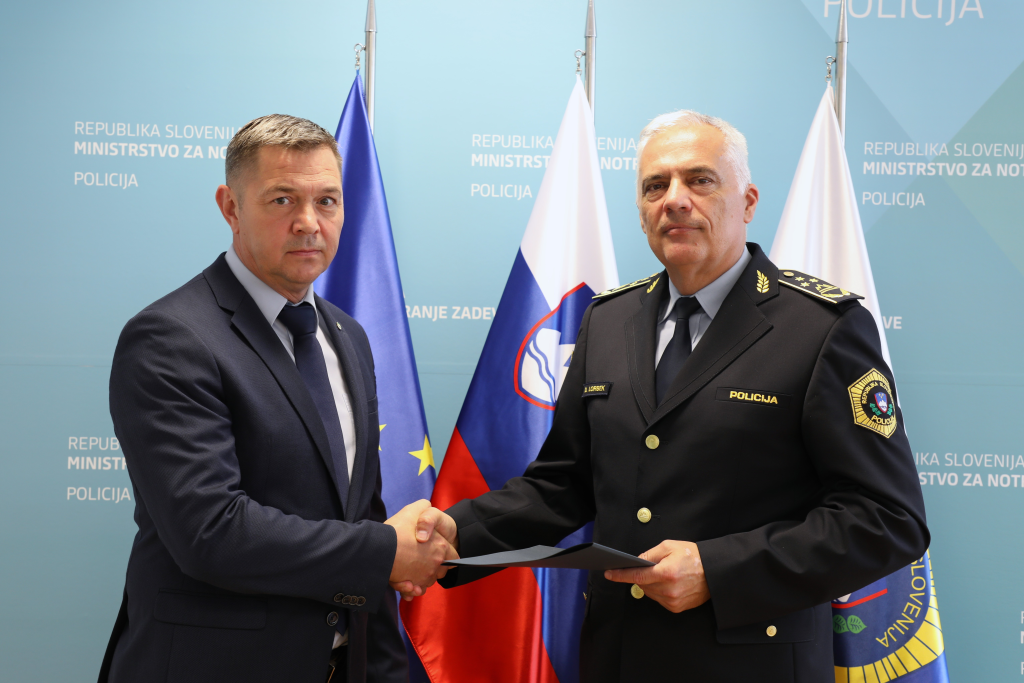 Z leve: Borut Franc in Danijel Lorbek se rokujeta