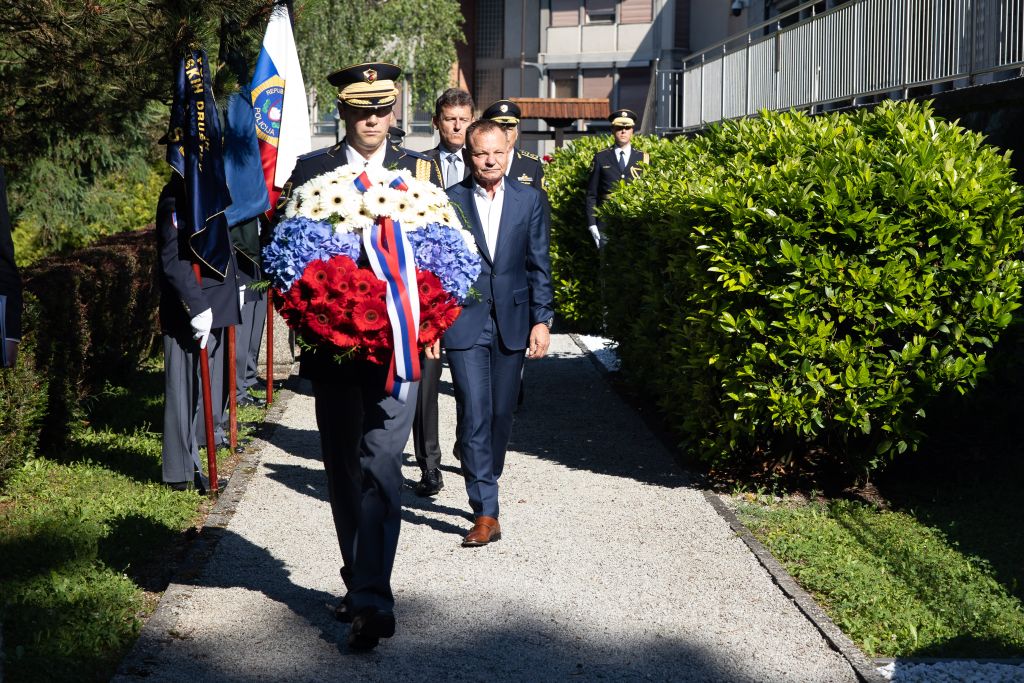 Delegacija prinaša venec v Parku spomina Tacnu