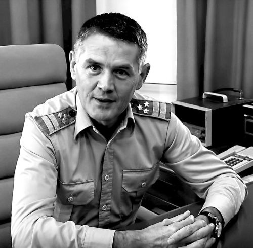 Črnobela arhivska slika Pavla Čelika, v uniformi sedi za mizo (vir: svetovni splet).