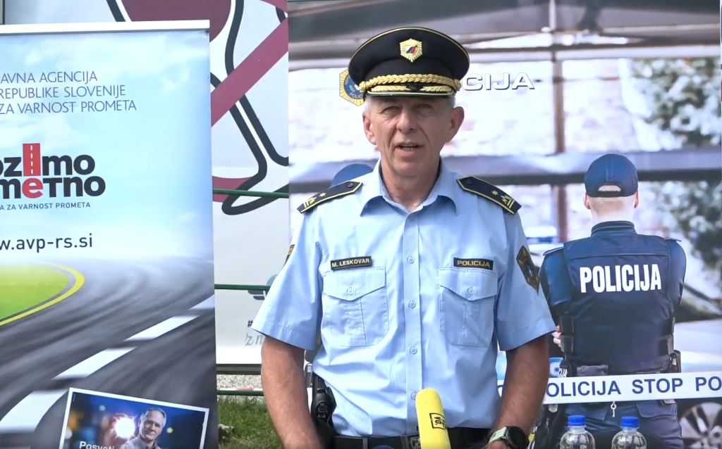 Matjaž Leskovar daje izjavo medijem