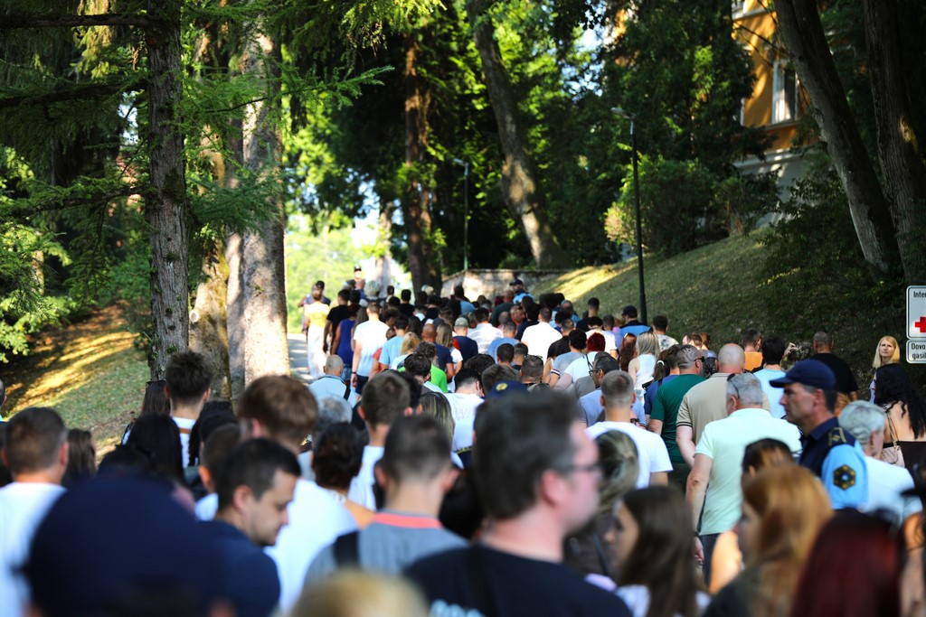 Obiskovalci prihajajo v Policijsko akademijo