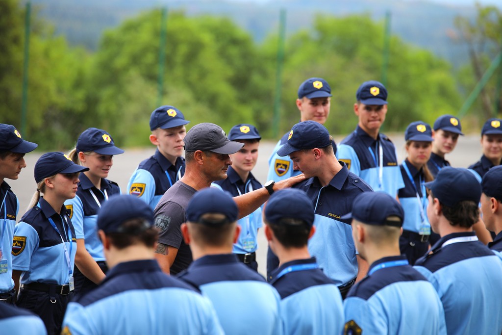 Kandidati v policijskih uniformah