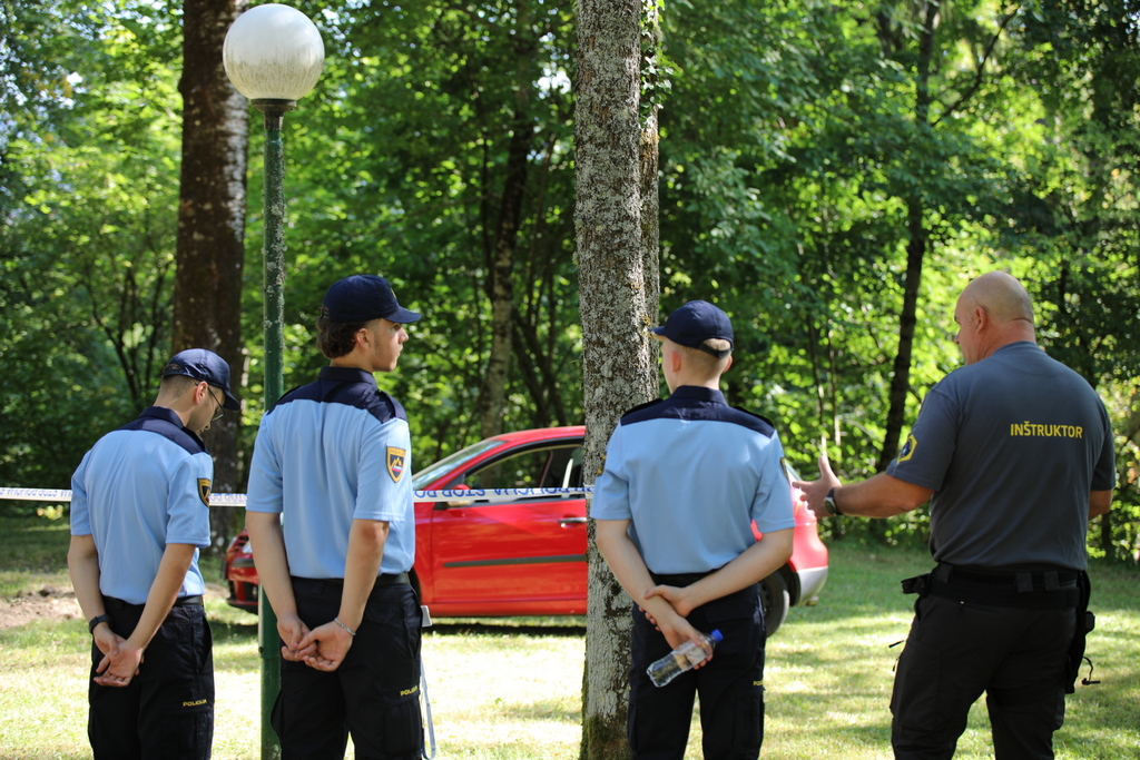 Policisti z inštruktorjem