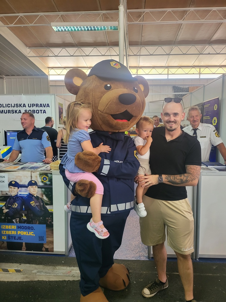 Policijska maskota z obiskovalci