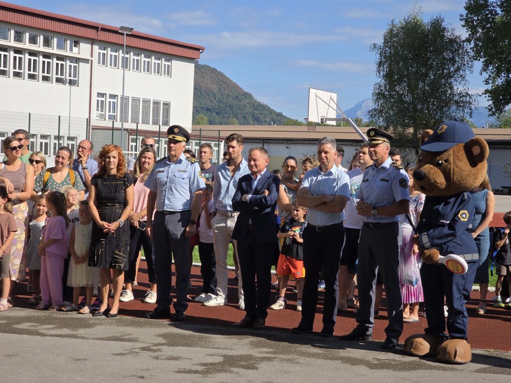 Minister Franci Matoz in predstavniki Policije na sprejemu prvošolcev OŠ Šentvid