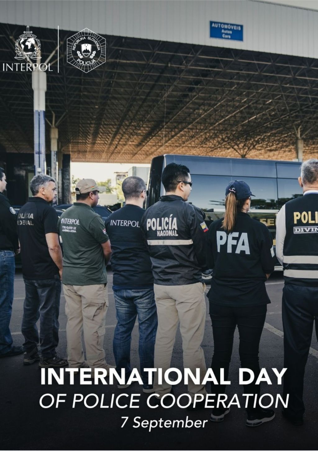 Plakat z napisom International Day of Police Cooperation, na njem je šest policistov iz različnih držav, slikanih v hrbet