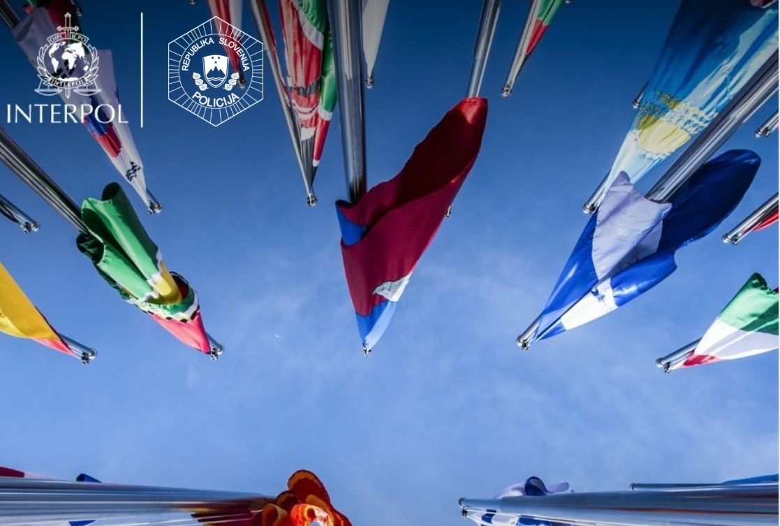 Zastave tujih držav, v ozadju modro nebo, levo zgoraj logotipa slovenske policije in Interpola
