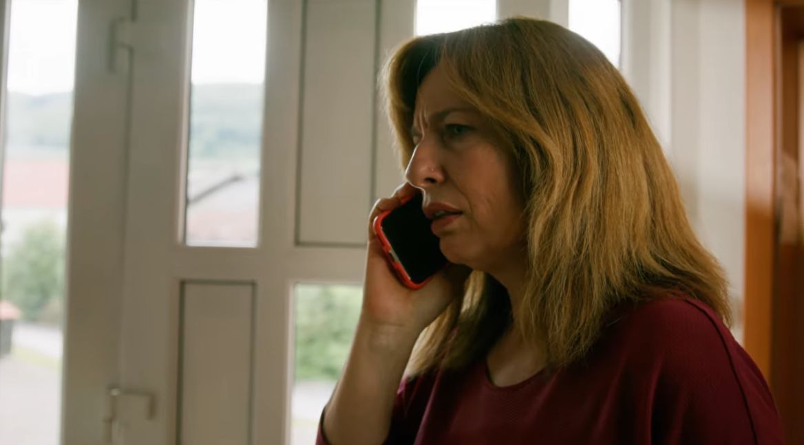 zajem zaslona iz videa: hčerka med telefonskim klicem na policijo
