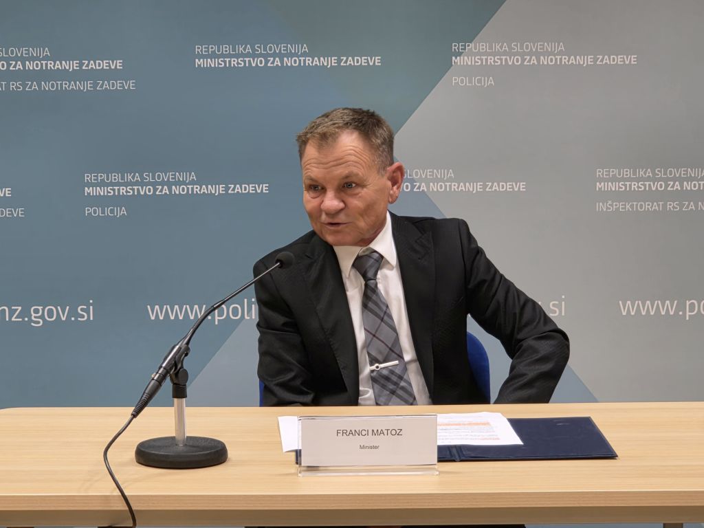 Franci Matoz med izjavo na novinarski konferenci
