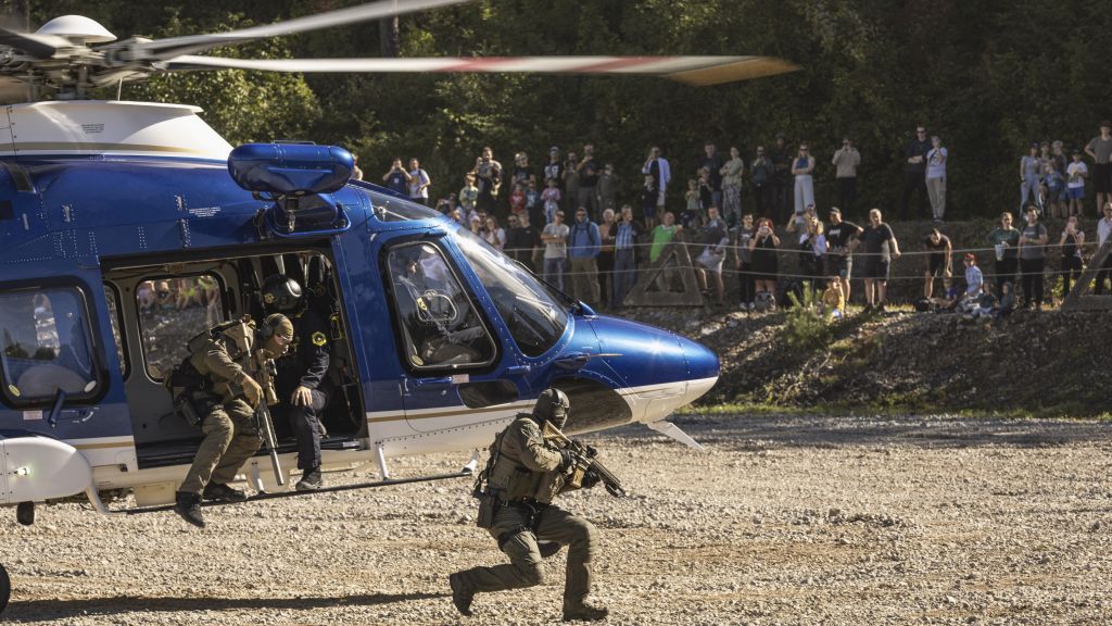 Prikazna vaja: pripadnika Specialne enote sta skočila iz helikopterja ob pristanku