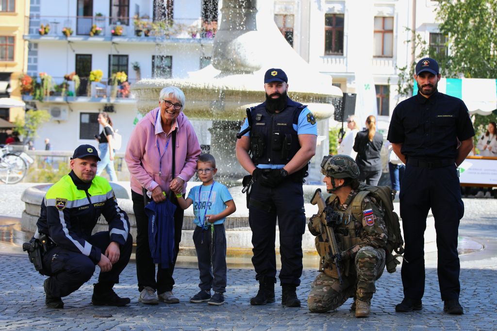 Policista skupaj z obiskovalcema in predstavnikoma Slovenske vojske in Gasilske brigade Ljubljana