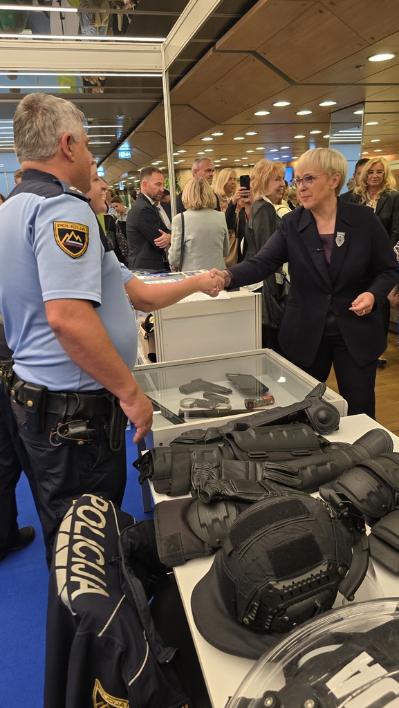 Predsednica države se rokuje s policisti