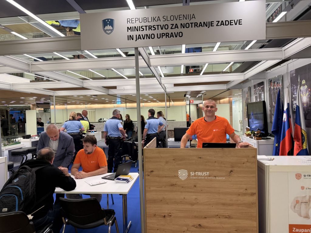 Predstavnik MNZJU za pultom