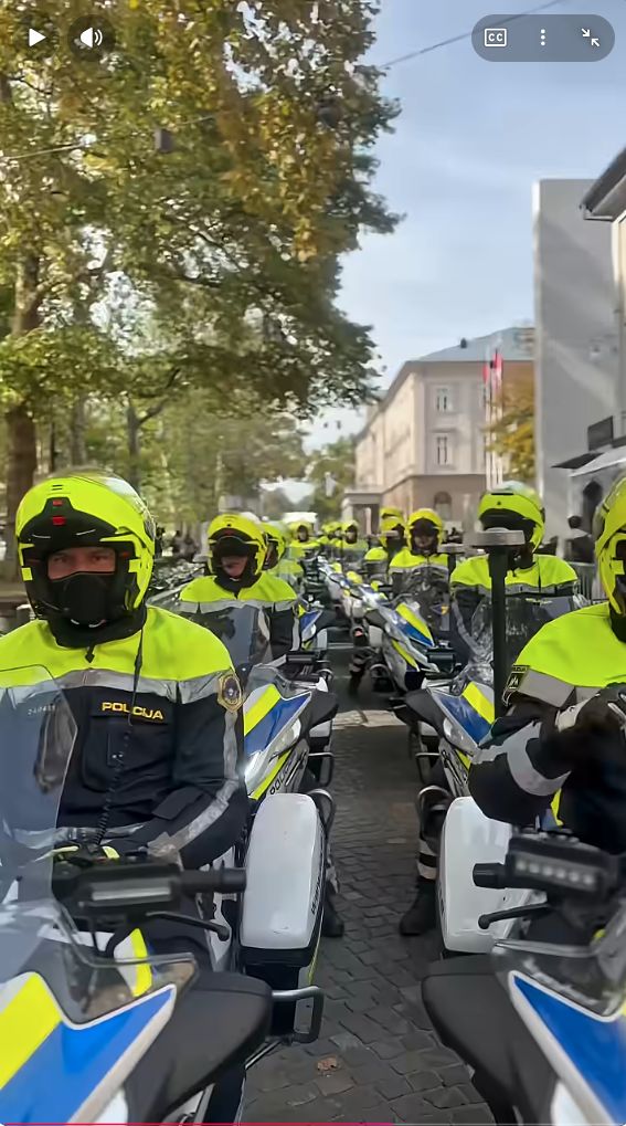 Video, zajem zaslona prikazuje kolono policistov na motorjih.