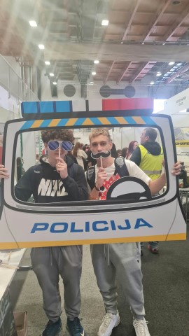 Najstnika pozirata pred policijskim fotookvirjem