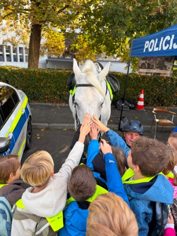 Otroci božajo policijskega konja
