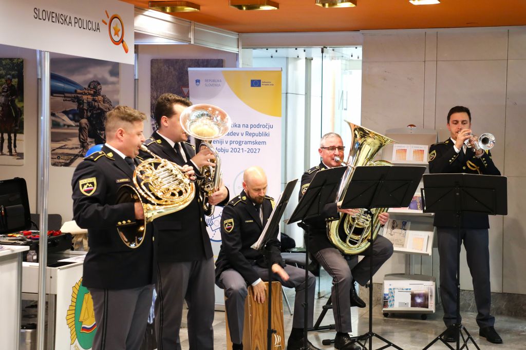 Kvintet Policijskega orkestra med igranjem ob policijski stojnici