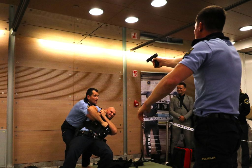 Prikaz praktičnega policijskega postopka za gledalce