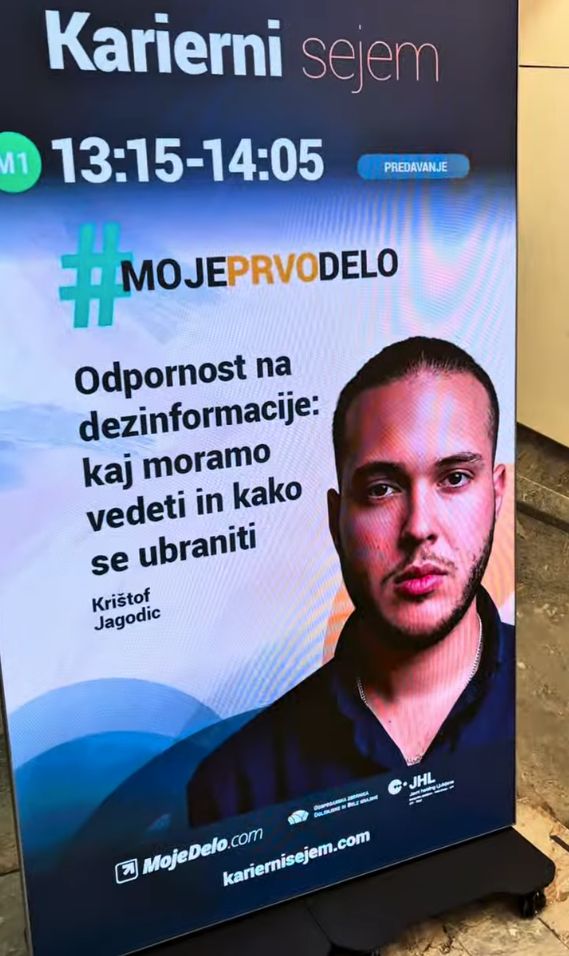 Plakat, ki vabi na predavanje, na njem slika Krištofa Jagodica in naslov njegove predstavitve