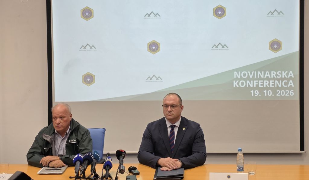 Pečnik in Jager sedita pred mikrofoni na novinarski konferenci
