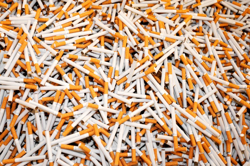 zvrhan kup cigaret v raztreseni obliki (simbolična slika)