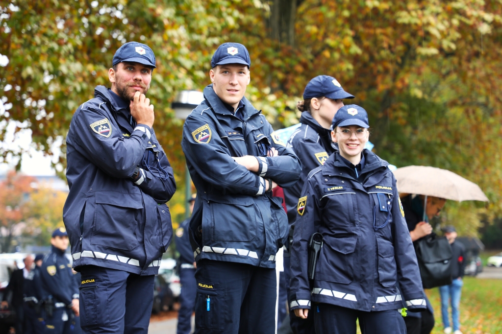 Trije nasmejani kandidati za policiste