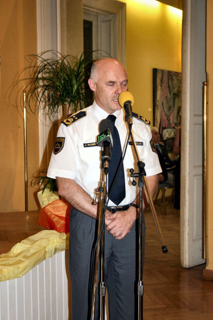 slika nagovora generalnega direktorja policije na slovesnosti ob dnevu policije, Celje, 2006