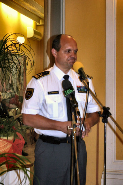 slika nagovora direktorja Policijske uprave Celje na slovesnosti ob dnevu policije, Celje, 2006