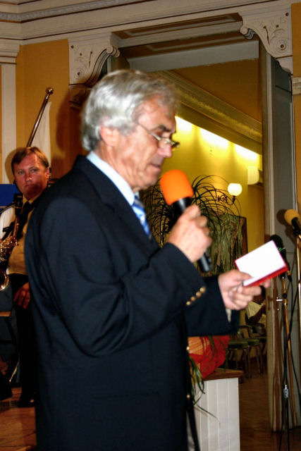 slika z nastopa dramskega igralca in pesnika na slovesnosti ob dnevu policije, Celje, 2006