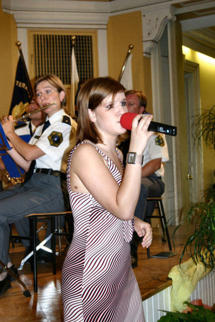 slika z nastopa  solistke na slovesnosti ob dnevu policije, Celje, 2006