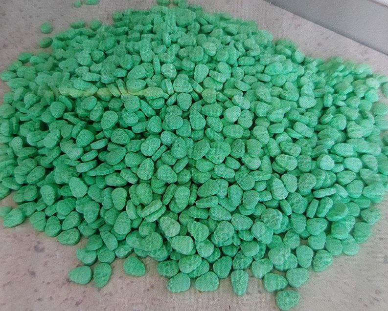 Zvrhan kup zaseženih zelenih tablet ekstazija