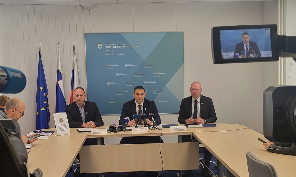Trije predstavniki policije, govorci na novinarski konferenci, sedijo za mizo.