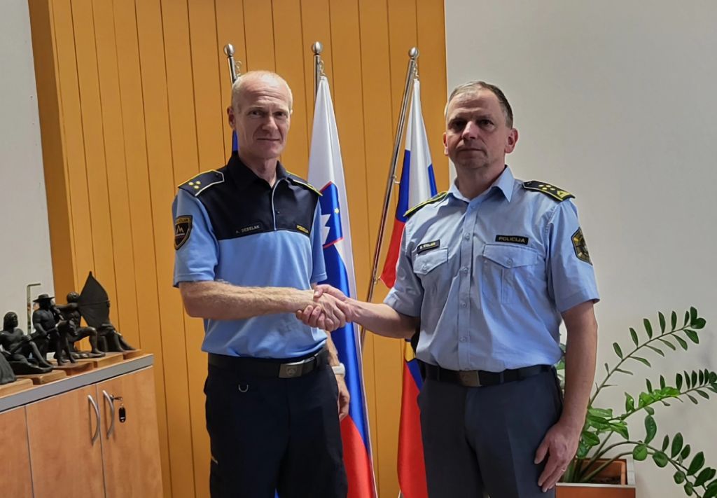 Debelak se rokuje z direktorjem uprave Kolarjem.