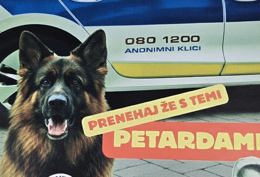 Plakat. Slika nemškega ovčarja ob policijskem avtu, na njem je napis Prenehaj že s temi petardami.