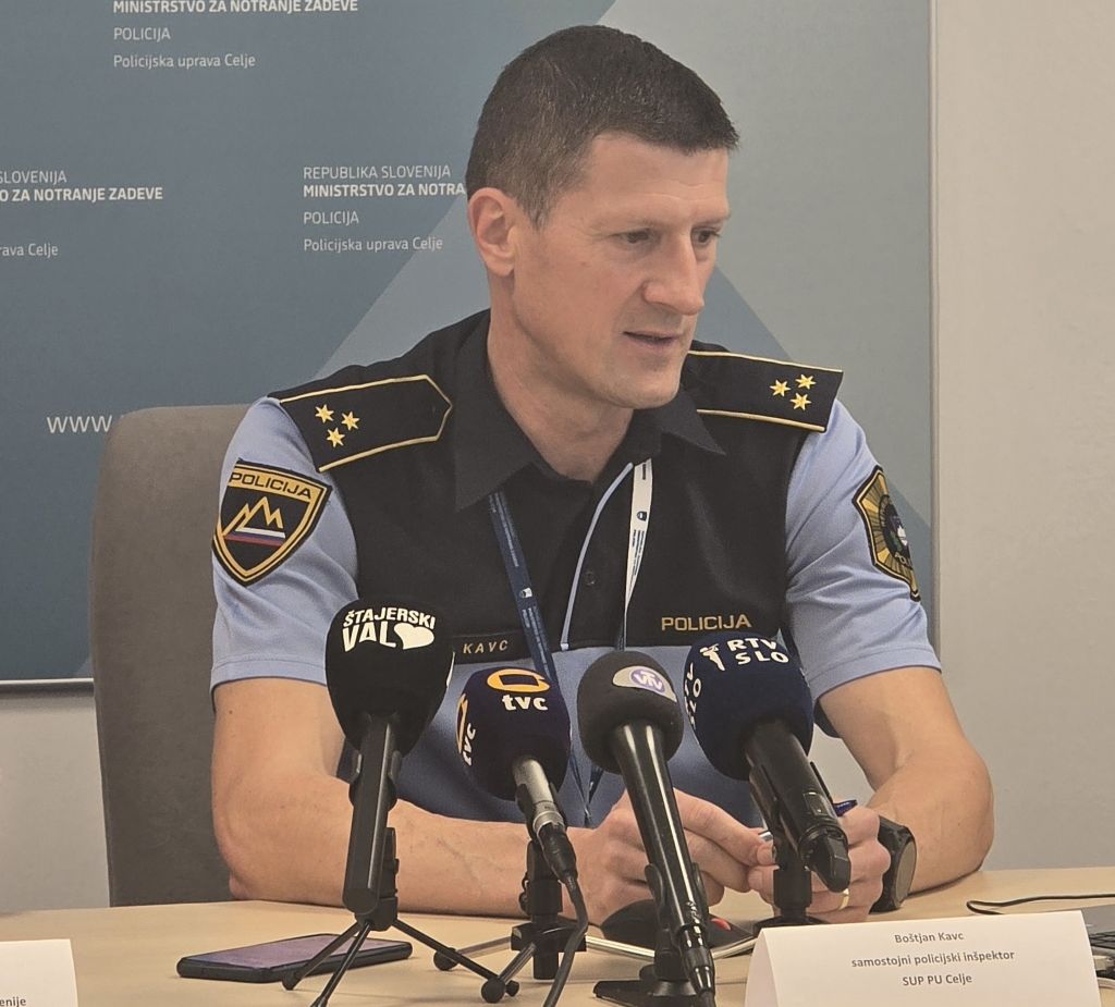 Boštjan Kavc na novinarski konferenci med izjavo za medije