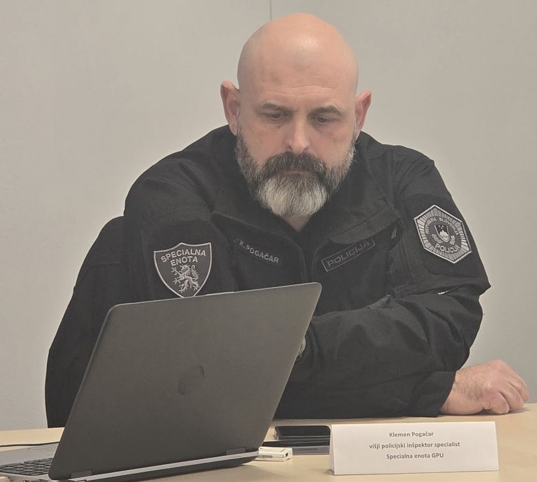 Klemen Pogačar na novinarski konferenci med izjavo za medije