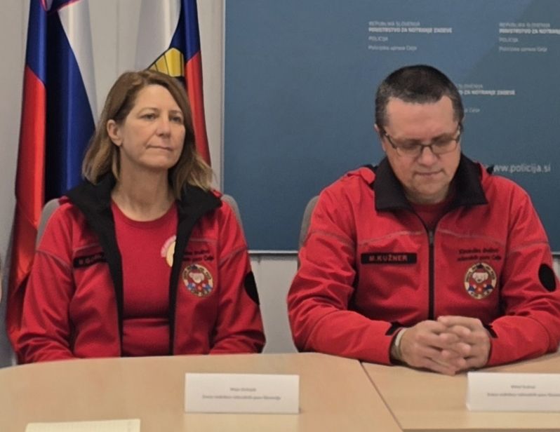 Miloš Kužner in Maja Gošnjak na novinarski konferenci med izjavo za medije