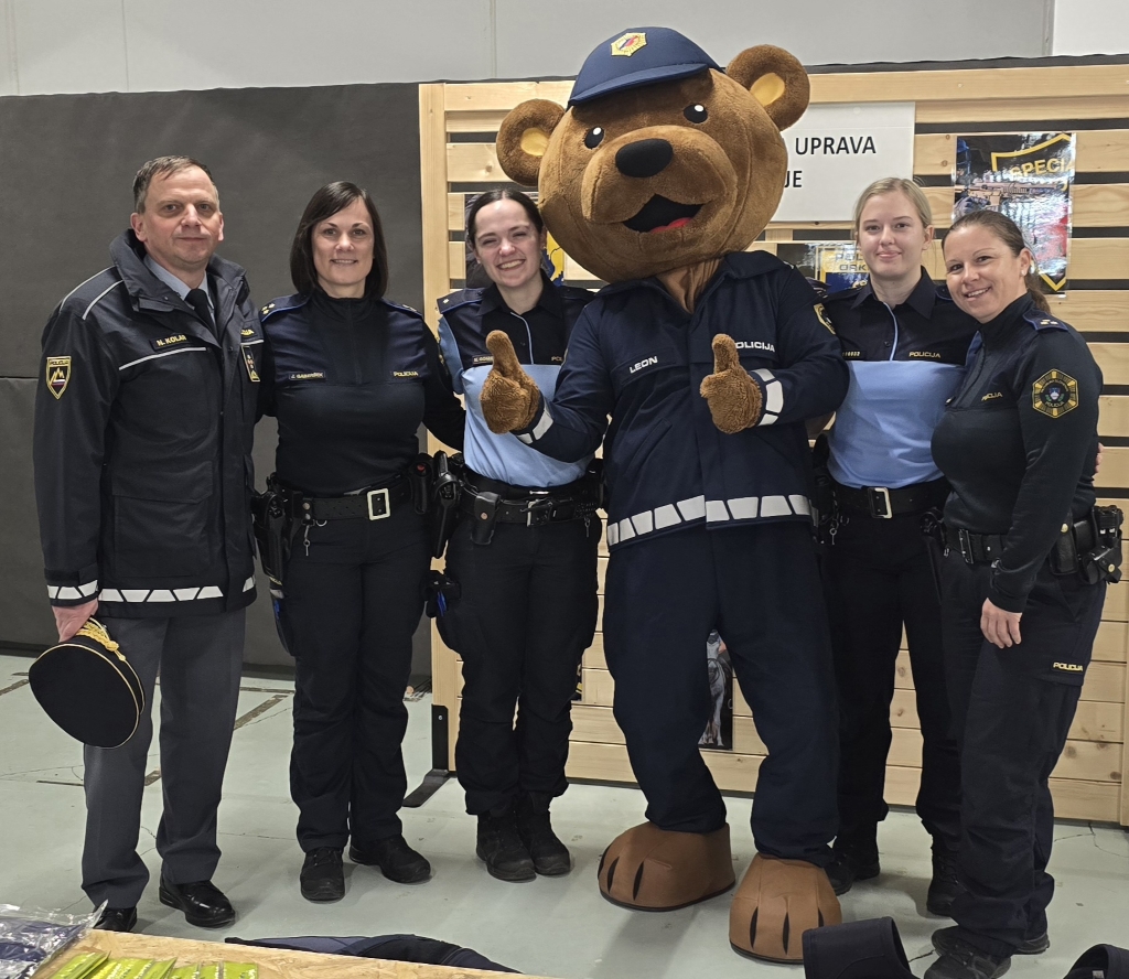 Nasmejani policisti skupaj z direktorjem PU Celje in policijsko maskoto Leonom
