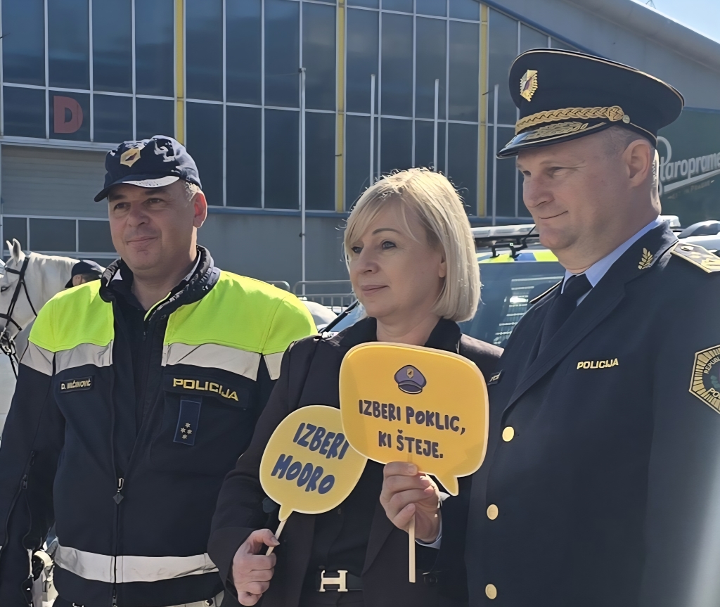 Z leve: Danilo Milčinović s Postaje prometne policije Celje, generalna direktorica ZRSZ Greta Metka Barbo Škerbinc in generalni direktor policije Damjan Petrič 