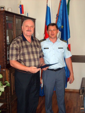 070710-PodelitevZnakaPolicije01-m