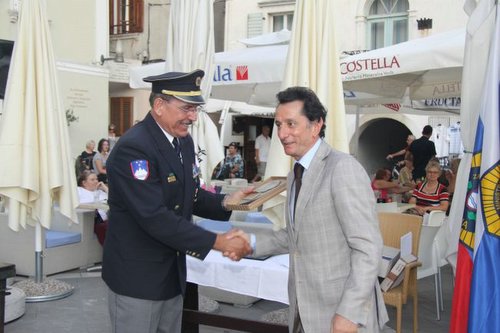 slika s podelitve priznanj na slovesnosti ob dnevu policije, Piran, 2011