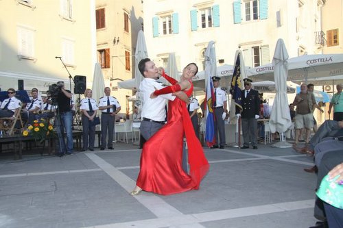 slika policijskega plesnega para, ki pleše dunajski valček, Piran, 2011