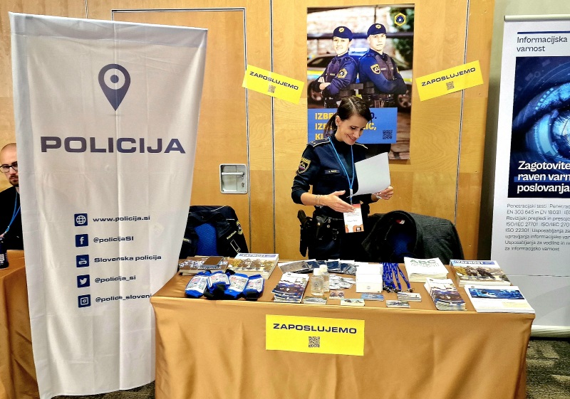 Policistka Simona Šare na stojnici policije predstavlja policijski poklic